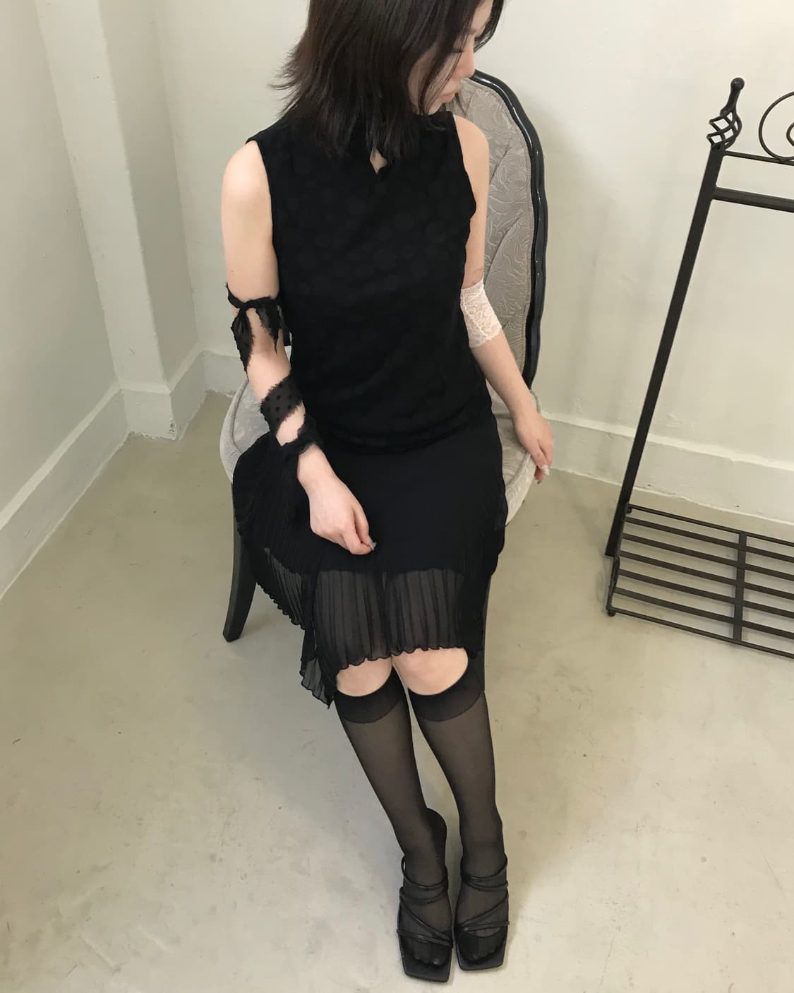 블랙 도트 하이넥 슬리브리스 상품이미지1