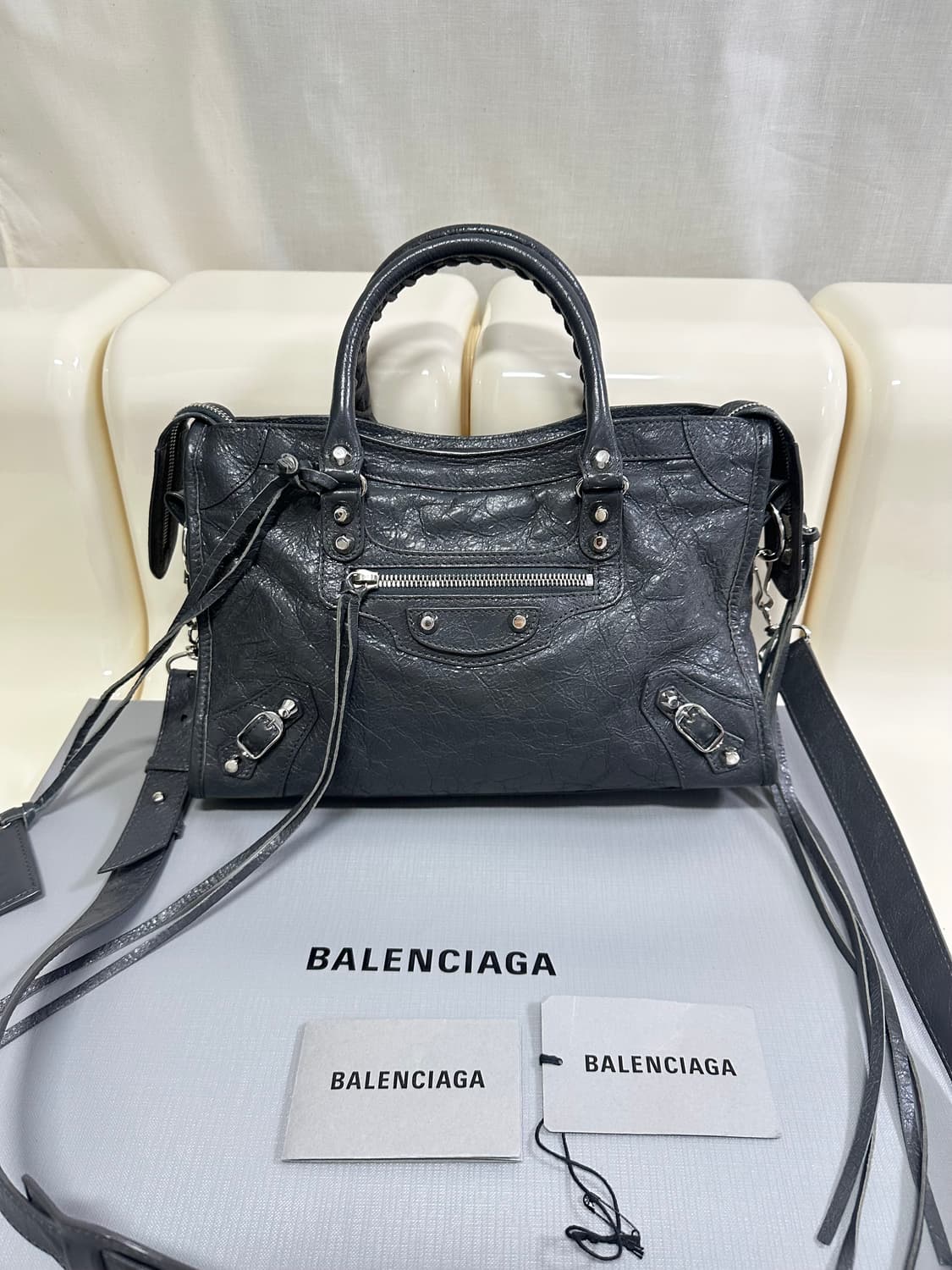 [A+ 정품] 발렌시아가 시티 모터백 스몰 다크그레이 상품이미지3