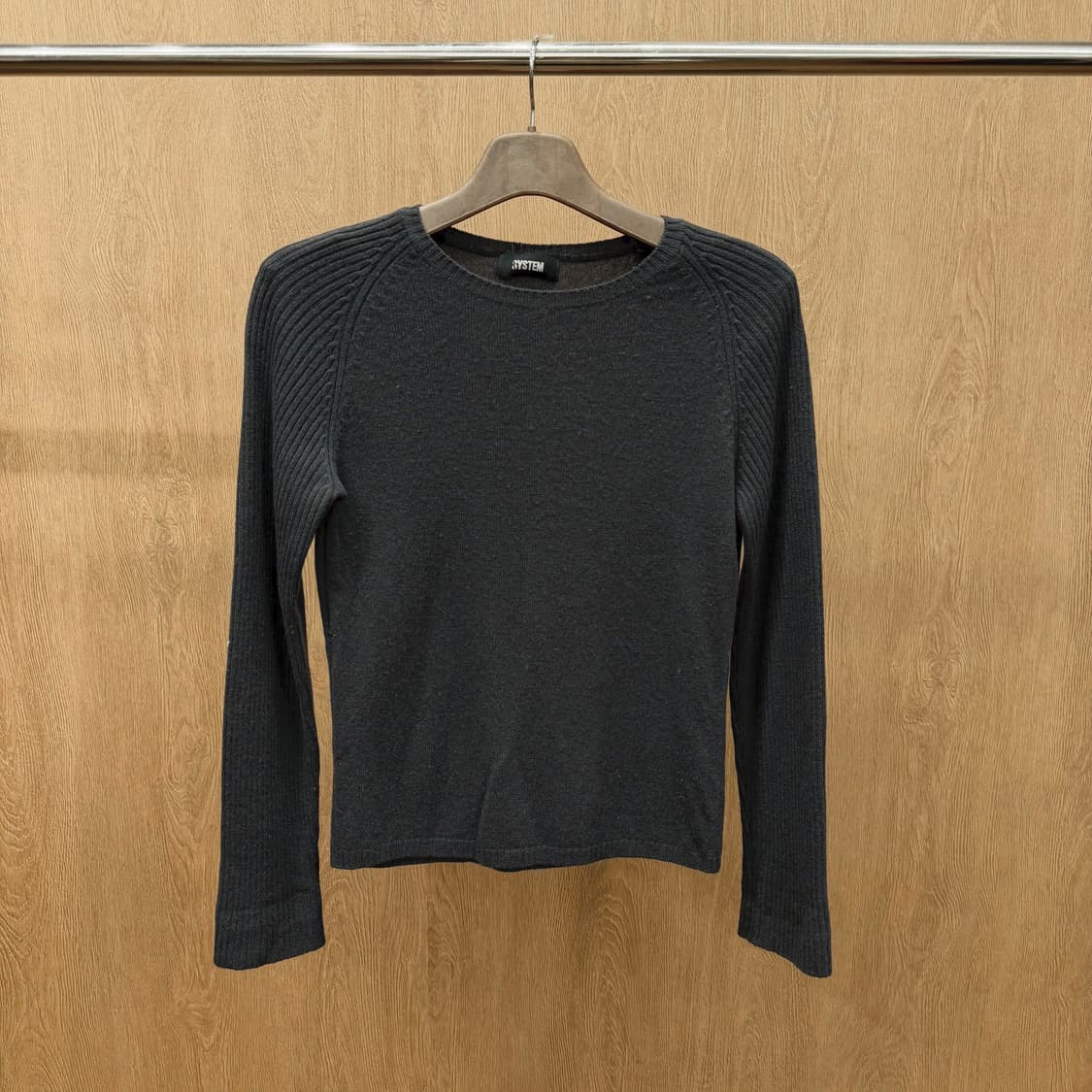 시스템 라운드넥 슬림핏 긴팔 울 니트 심플 솔리드 립 슬리브 디테일 차콜 상품이미지2