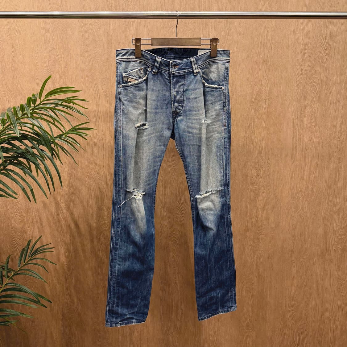 디젤 워싱 디스트로이드 데님 팬츠 워치 포켓 절개 프레이드 디테일 중청 상품이미지1