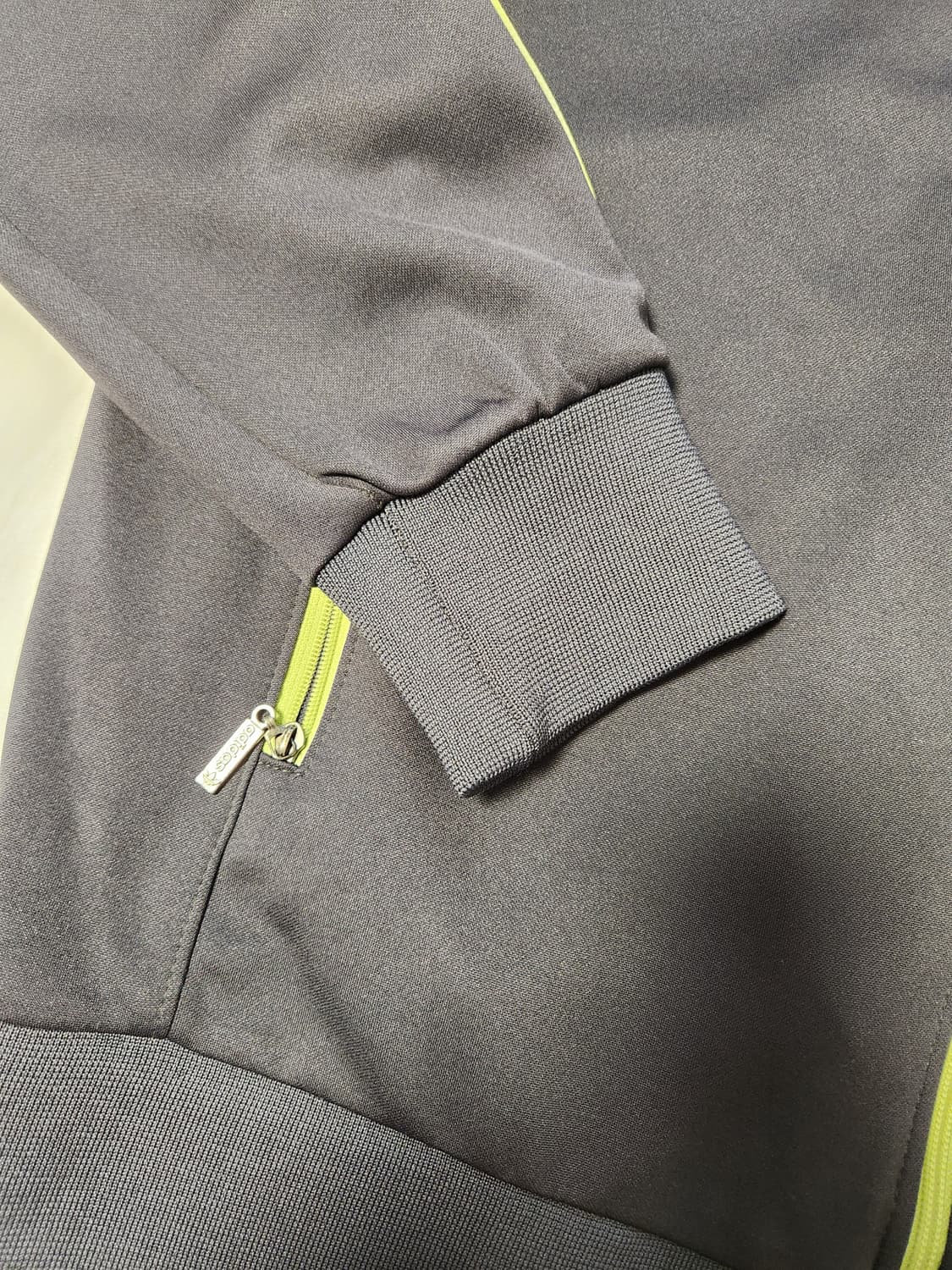 아디다스 유로파 트랙 자켓 져지 L

아디다스 트랙 자켓입니다.

- 색 상품이미지6