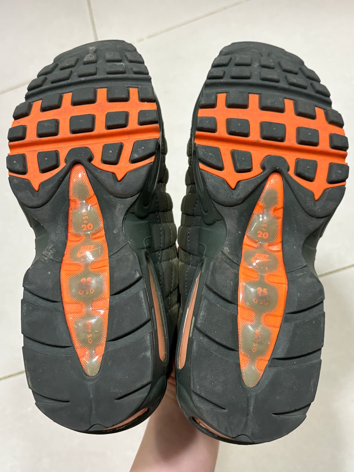 에어맥스 95 뉴트럴 올리브 토탈 오렌지 상품이미지6