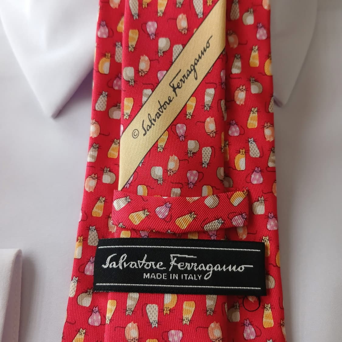 페라가모 실크 고양이 패턴 넥타이 8.6cm A+등급 A18885

 상품이미지5