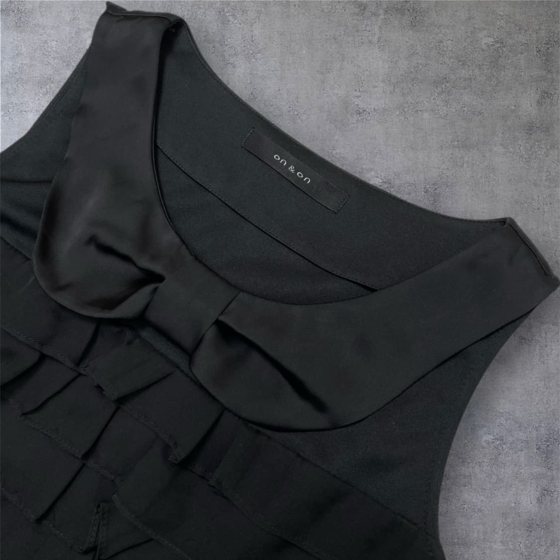 온앤온 On&on 블랙 러플 디테일 리본 카라 슬리브리스 블라우스 55 상품이미지2