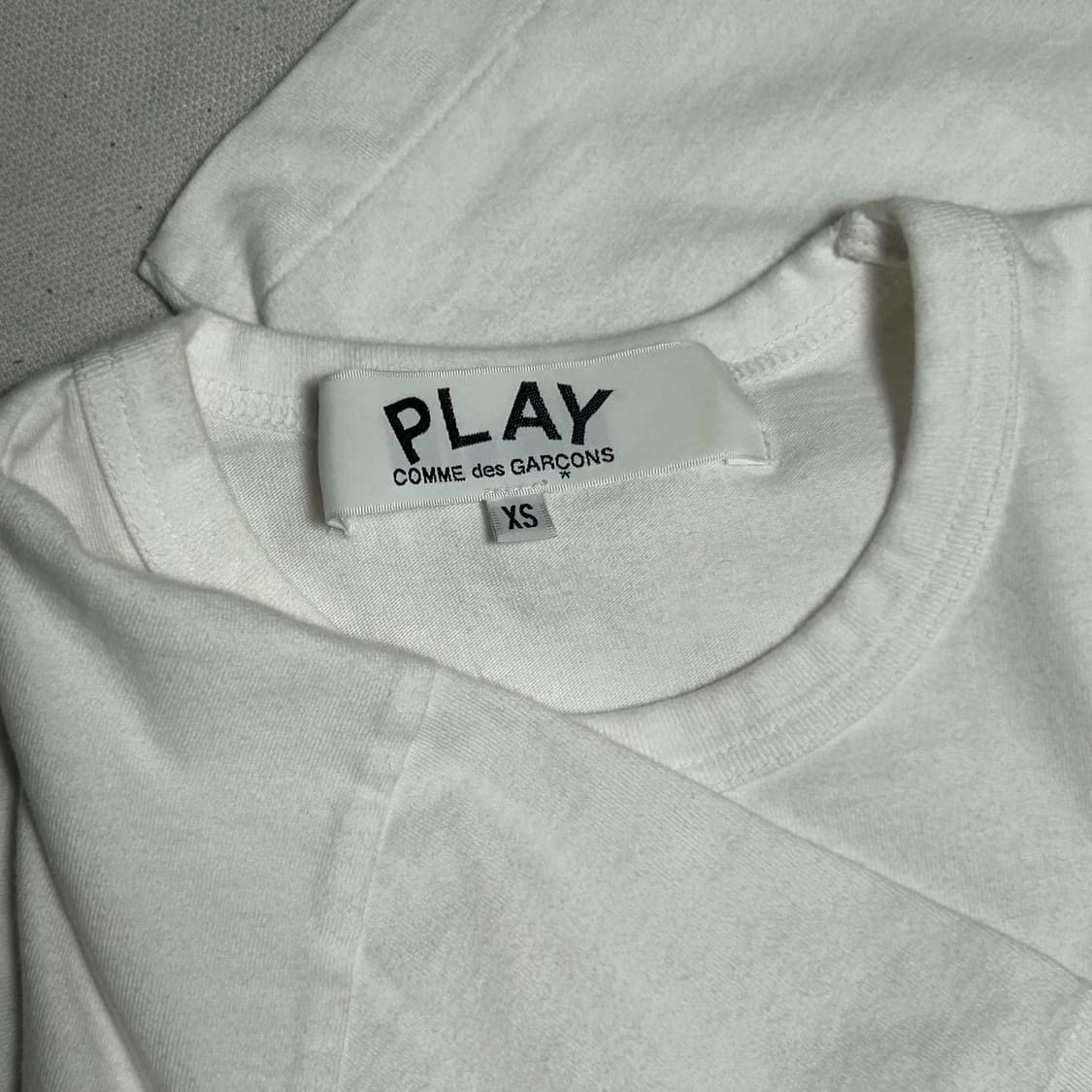 XS 꼼데가르송 여성용 블랙 하트 와펜 화이트 반팔티 상품이미지4