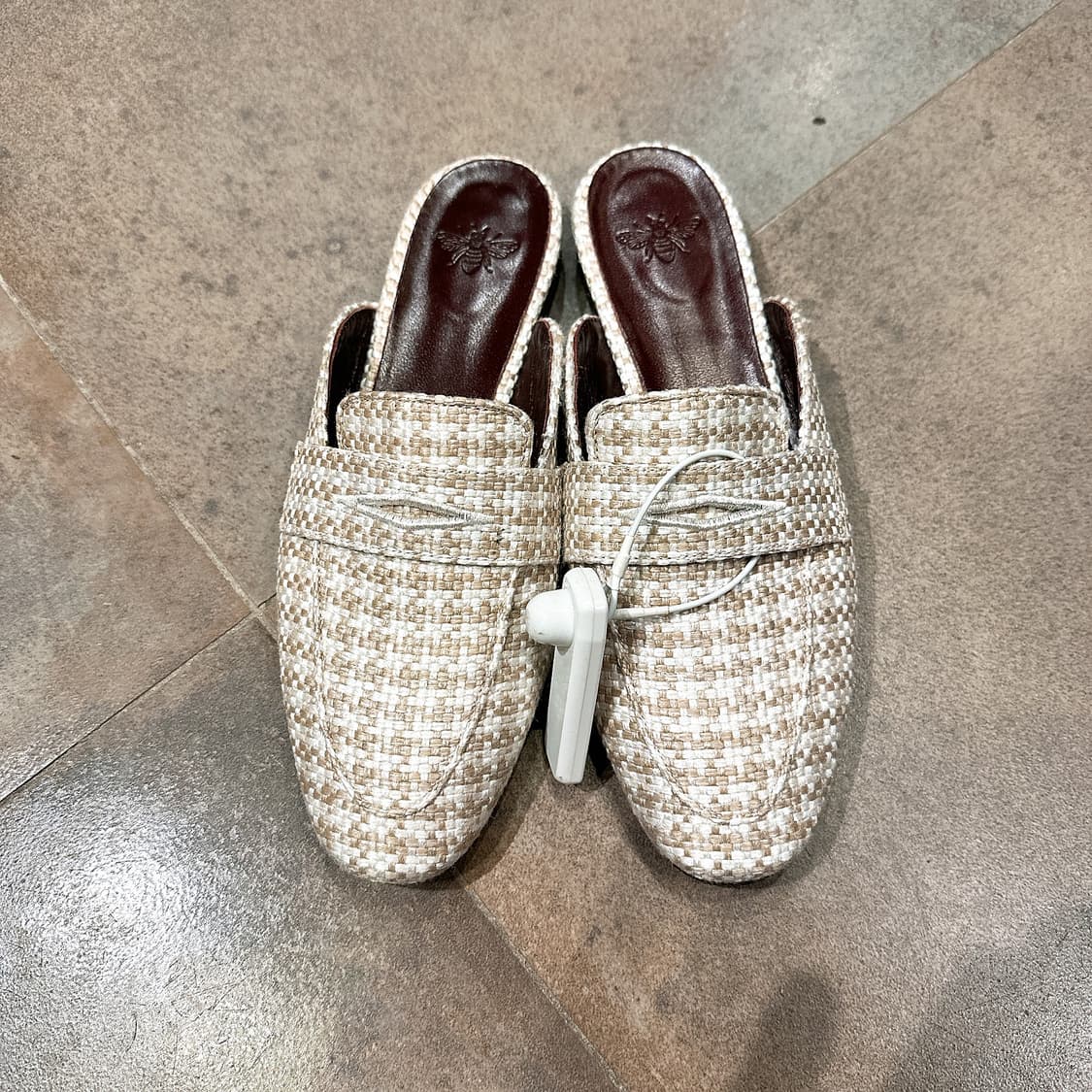 부젯 여성 베이지 뮬 블로퍼

70% 상품이미지1