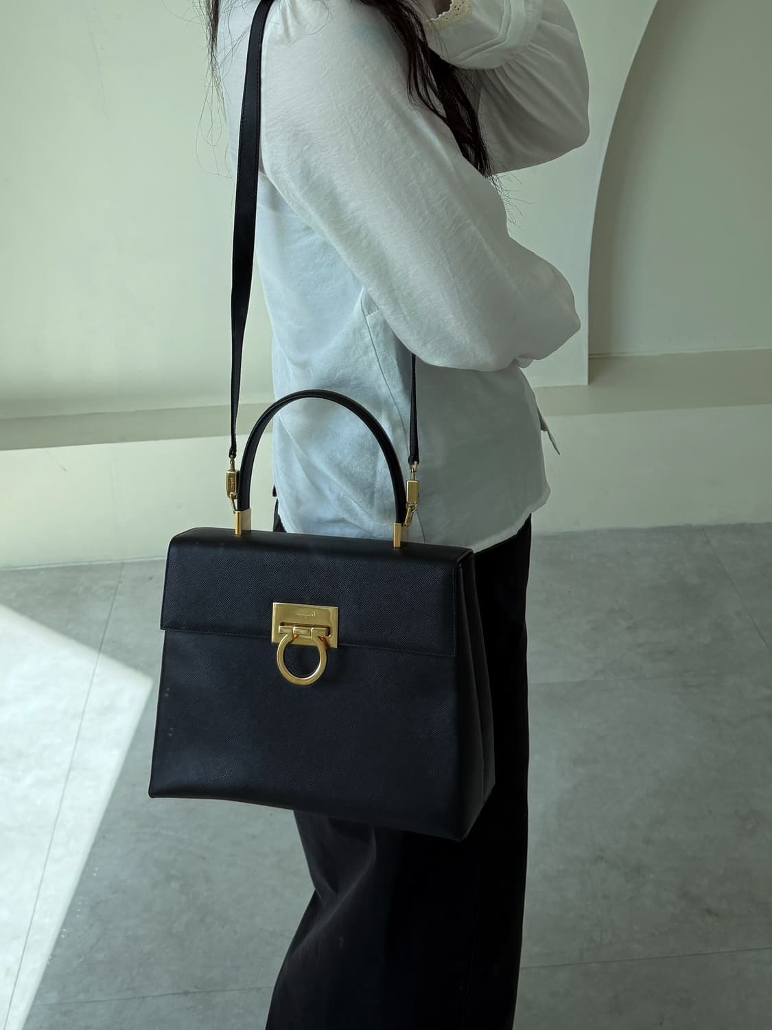 [Ferragamo] Gancini Top Handle Medium 상품이미지2