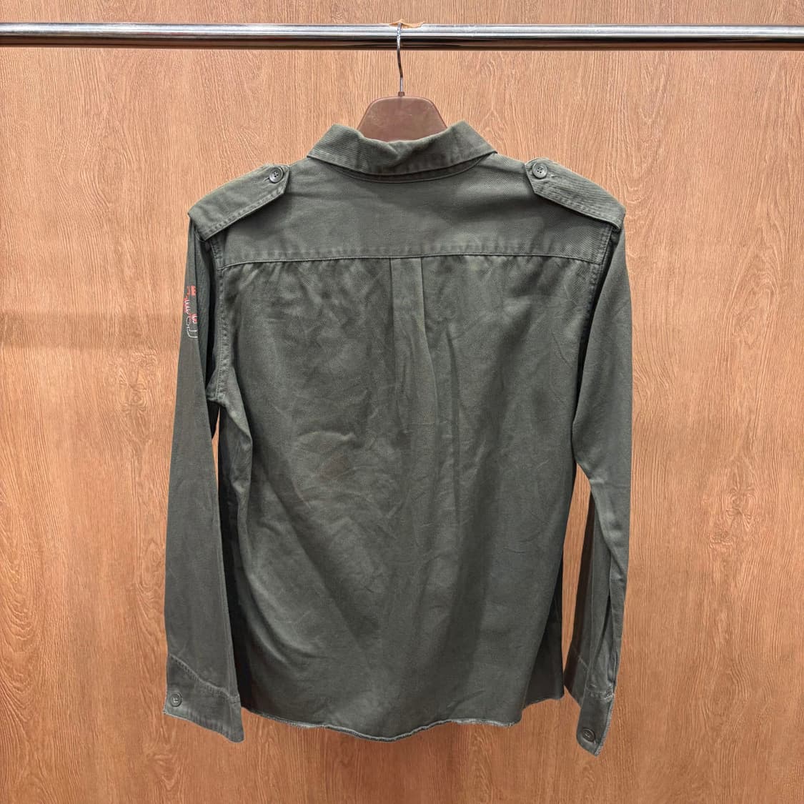 디젤 코튼 긴팔 셔츠 집업 포켓 어깨 견장 소매 로고 프린팅 디테일 카키 상품이미지3