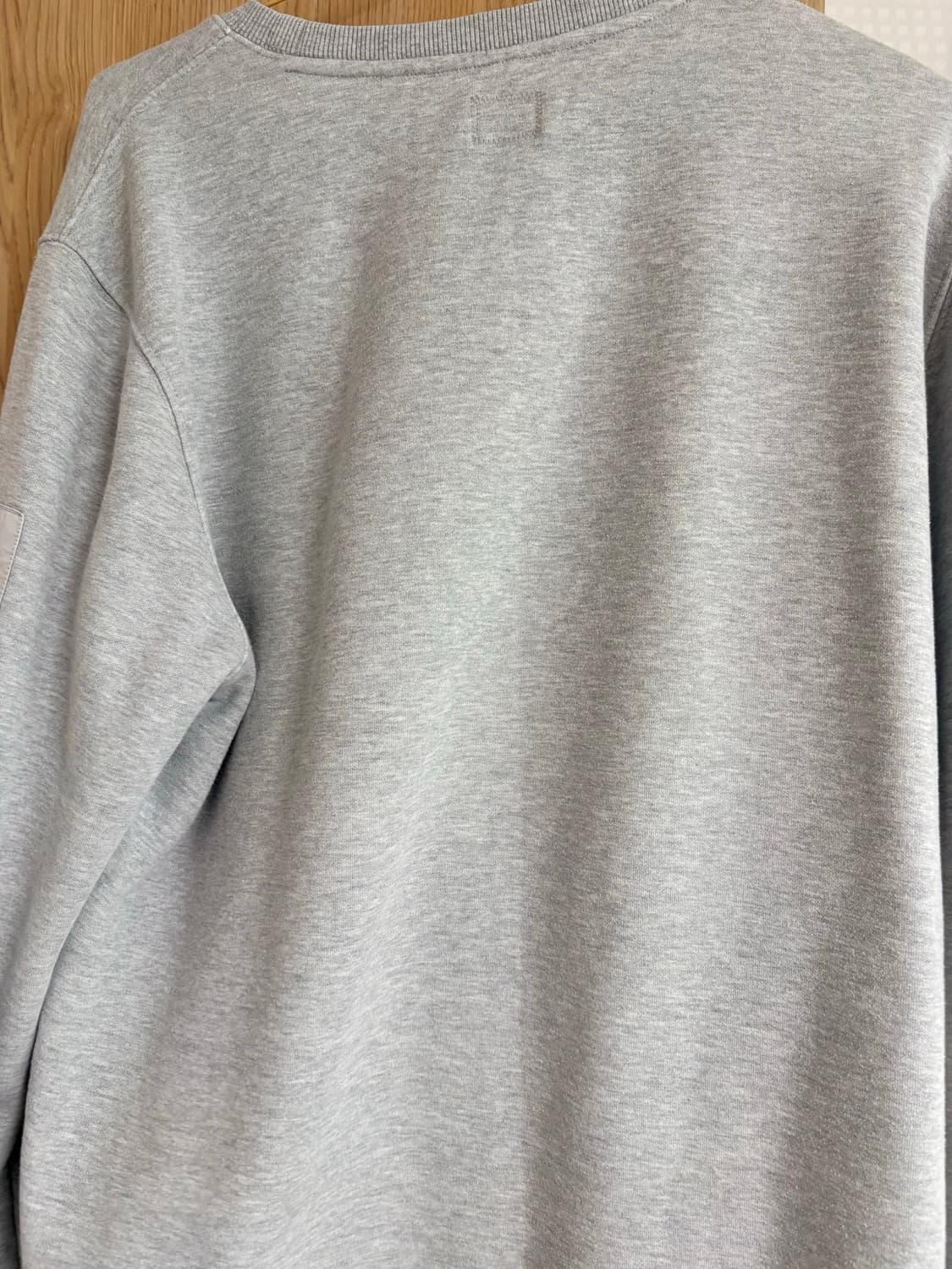 CP컴퍼니 렌즈 와펜 맨투맨 105 그레이 상품이미지6