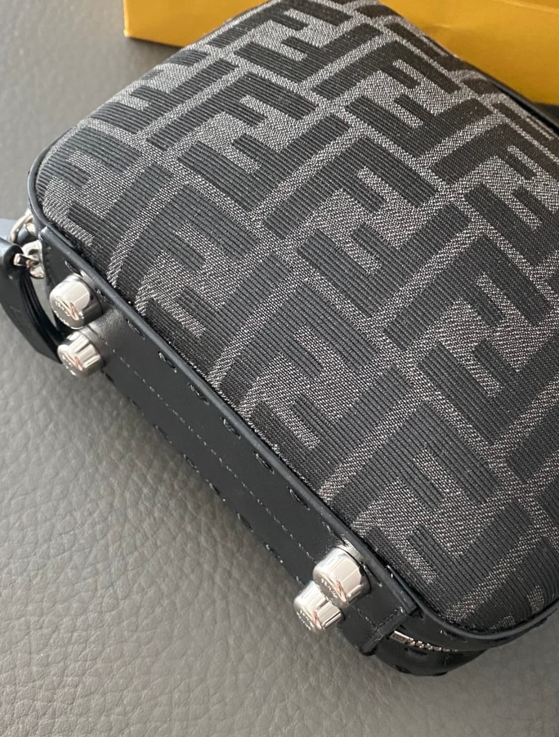 펜디 숄더 남성크로스백 상품이미지3