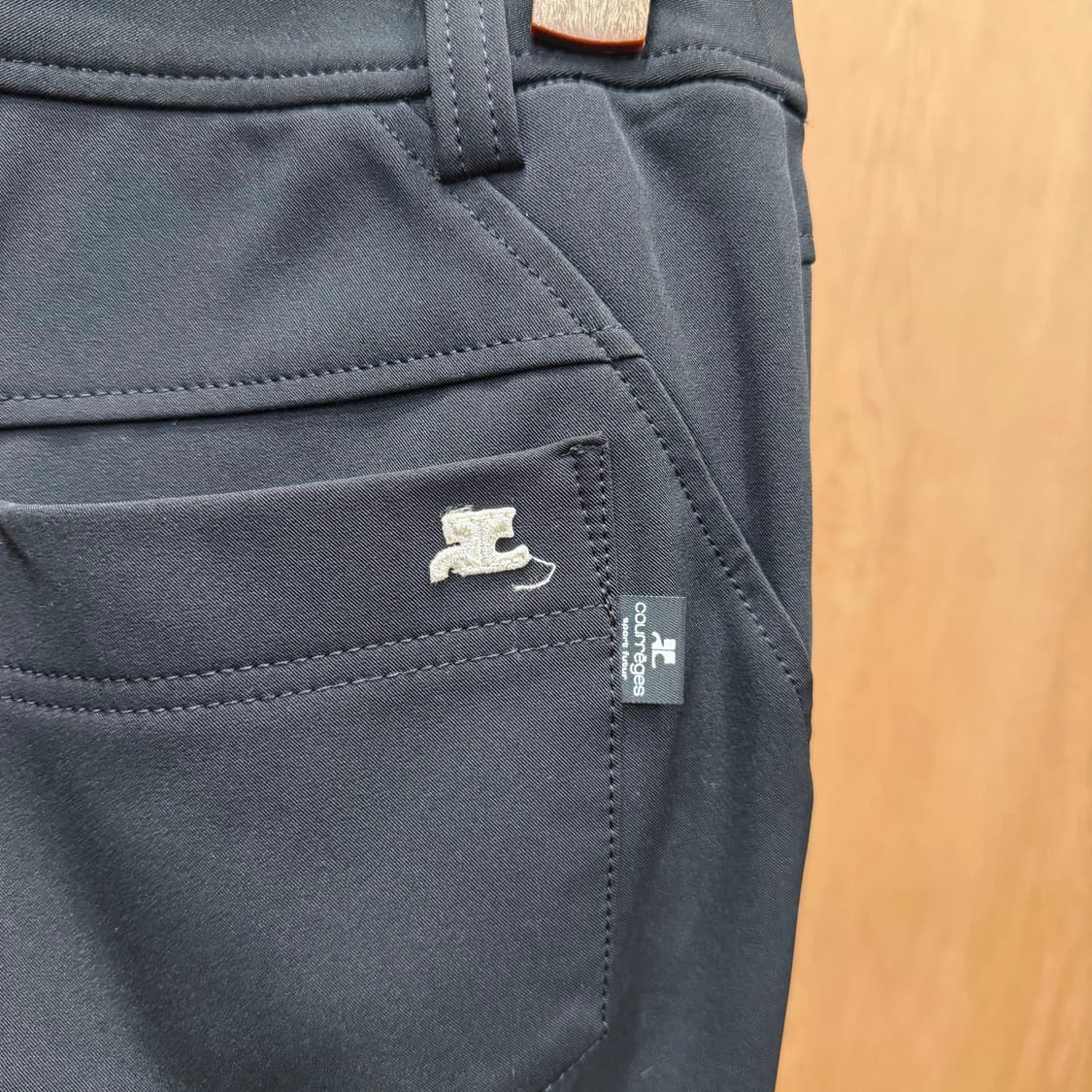 꾸레쥬 팬츠 프론트 절개 백 포켓 로고 자수 디테일 슬림핏 블랙 상품이미지6