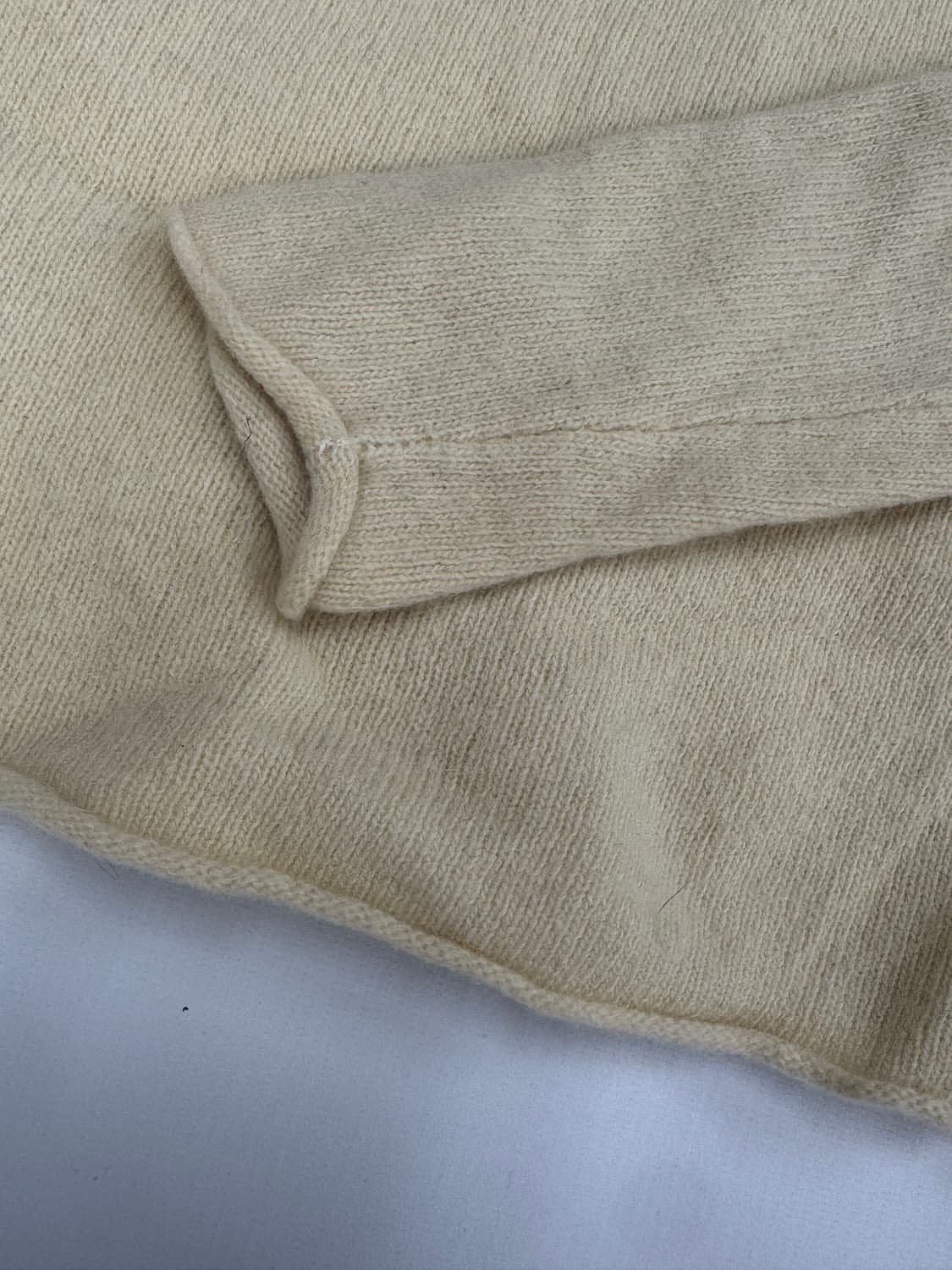 ARMANI 레터링 아이보리 브이넥 니트 100% LAMBS WOOL 상품이미지4