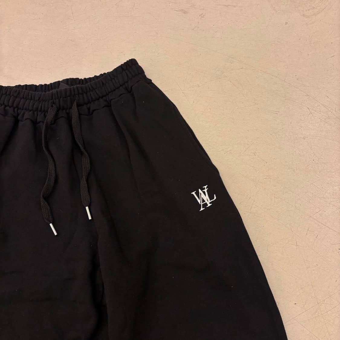 우알롱 스몰로고 블랙 스웻 조거 팬츠 상품이미지2