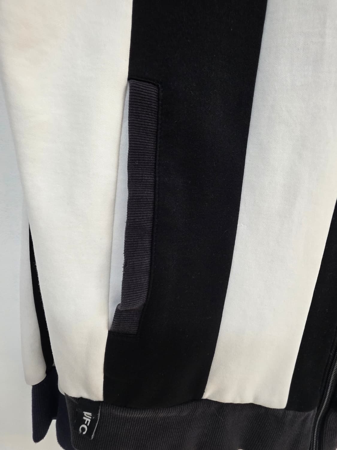 아디다스 뉴캐슬 트레이닝탑 져지 흰검 상품이미지5