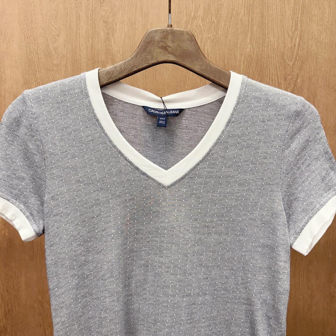 캘빈클라인 진스 브이넥 반팔 티셔츠 배색 CK로고 디테일 슬림핏 그레이 상품이미지4