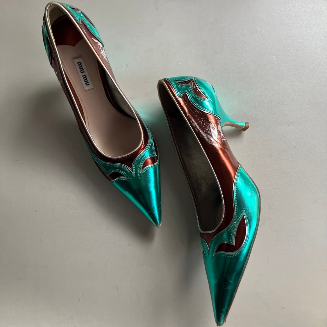 미우미우 홀로그램레더 키튼힐 상품이미지2