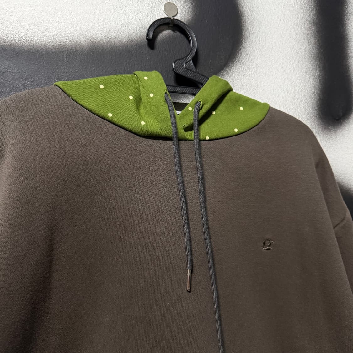 썸플레이스 도트 패턴 배색 레이어드 기모 후드티 상품이미지3