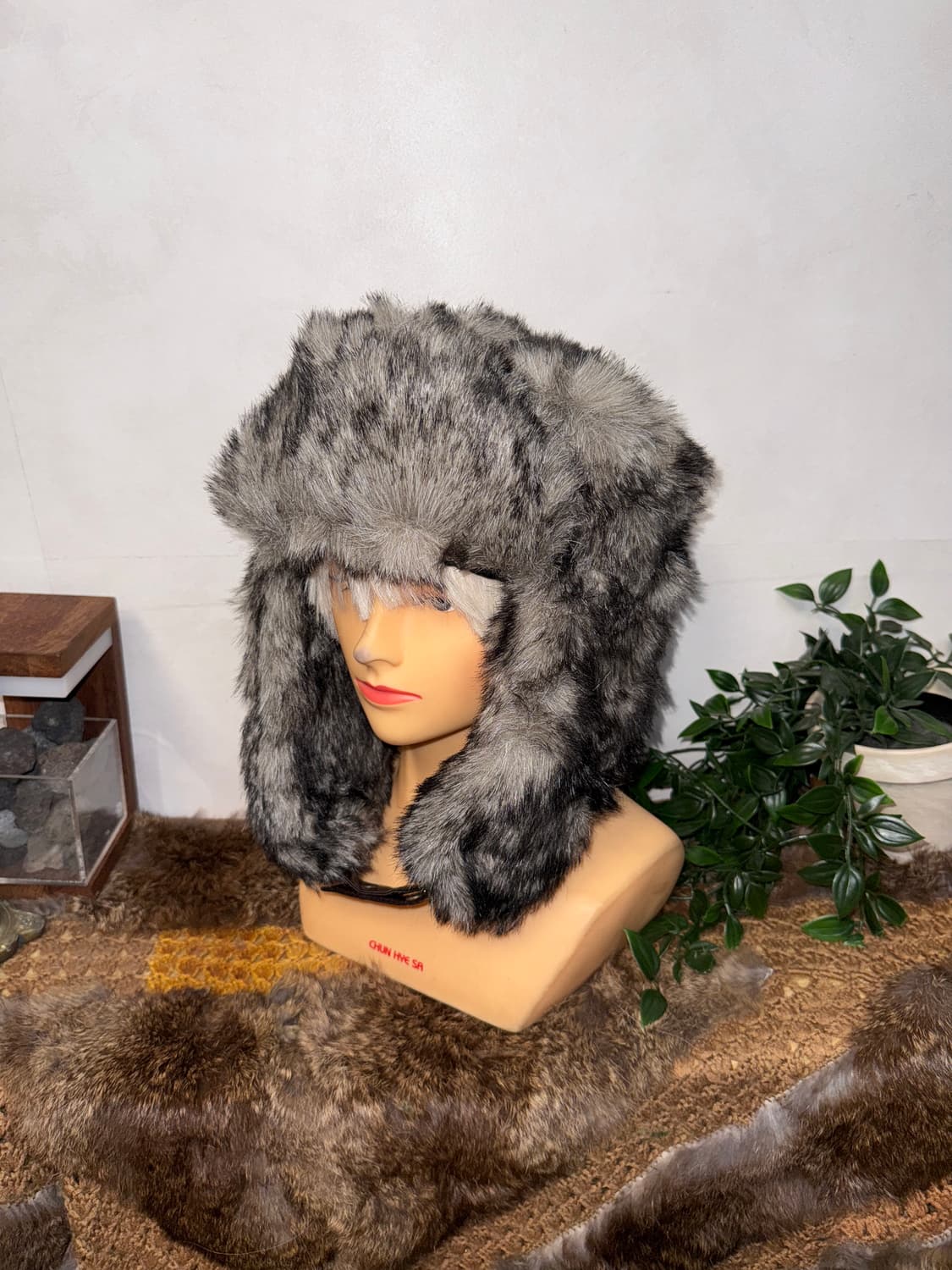Mixed black & gray fur trapper hat 상품이미지1