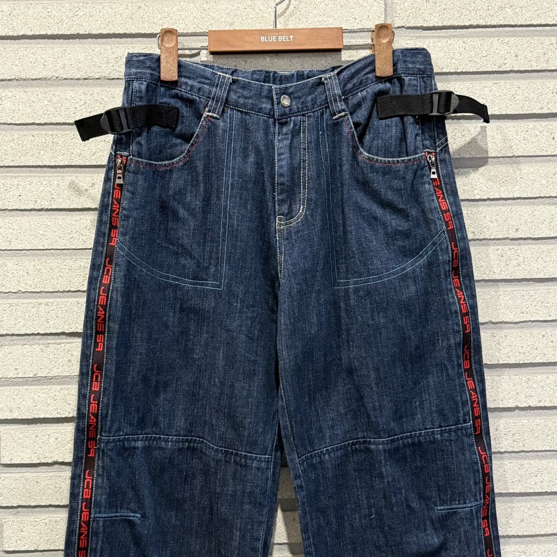 JCB Jeans 유틸리티 데님팬츠 사이드 로고 지퍼 뒷밴딩 디테일 진청 상품이미지3
