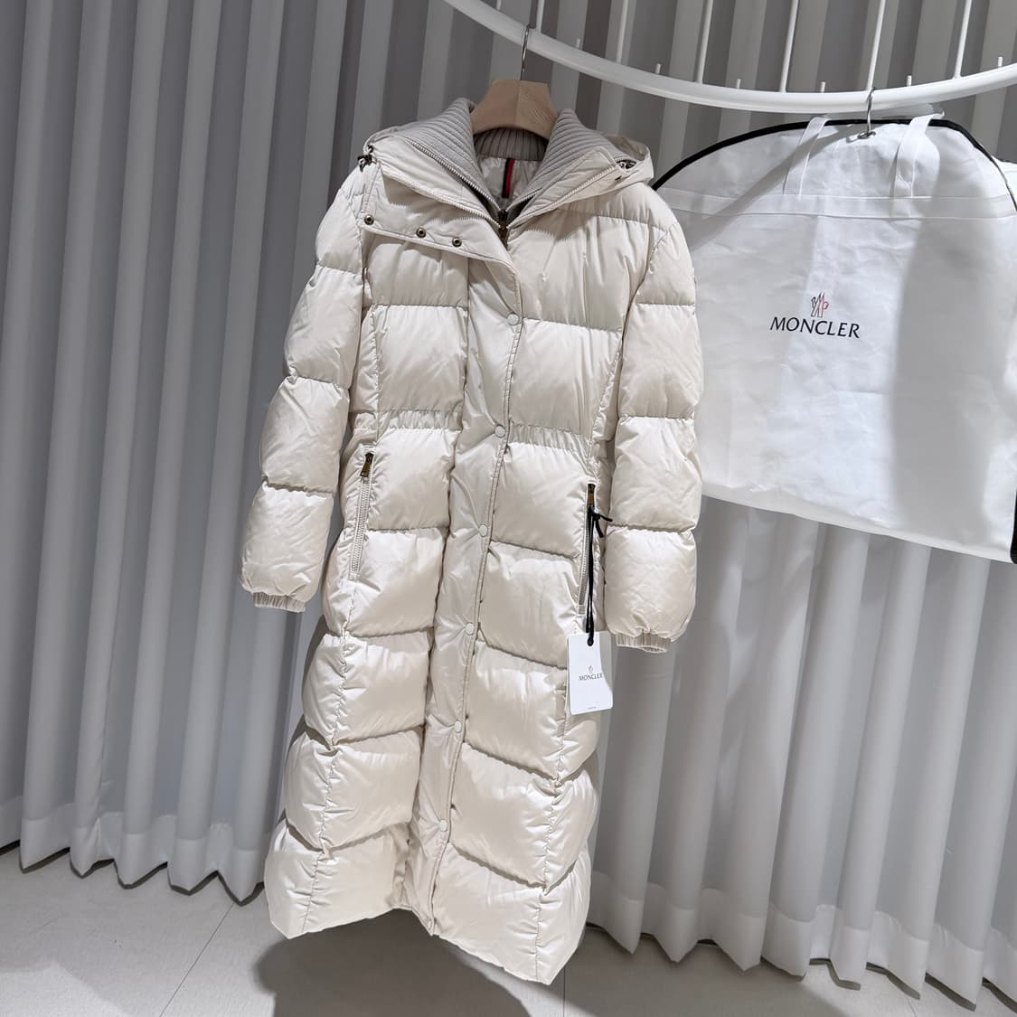 (A+/1) / 26년형 신상 몽클레어 샤머 롱패딩 자켓 오프 화이트 상품이미지2