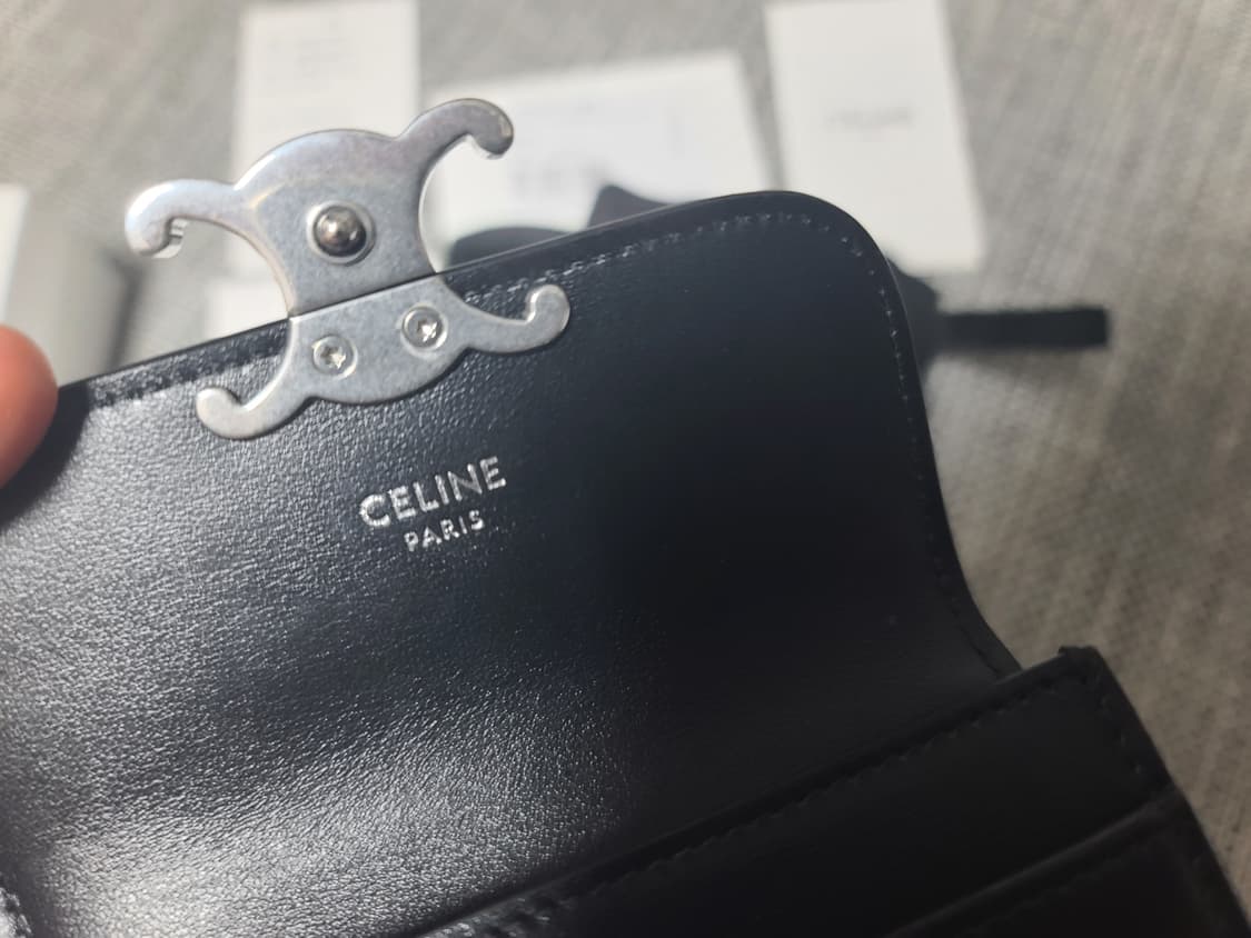 셀린느 트리옹프 플랩 샤이니 카프스킨 카드지갑 상품이미지4