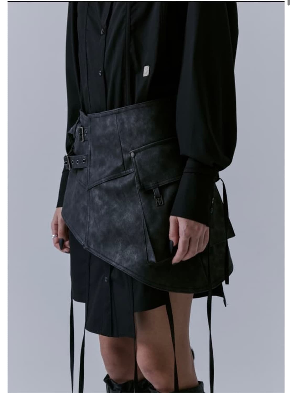 트리밍버드 레더 스트랩 벨트 디테일 레이어드 랩 스커트 다크 그레이 상품이미지2
