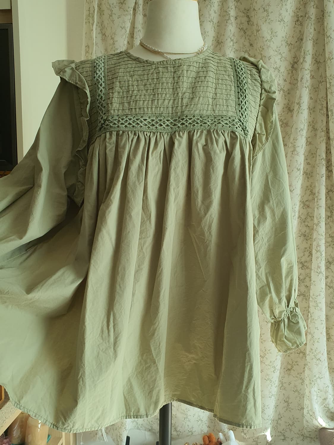 [모리걸] 핀턱 그린카키색 롱 슬리브 프릴 블라우스 상품이미지3