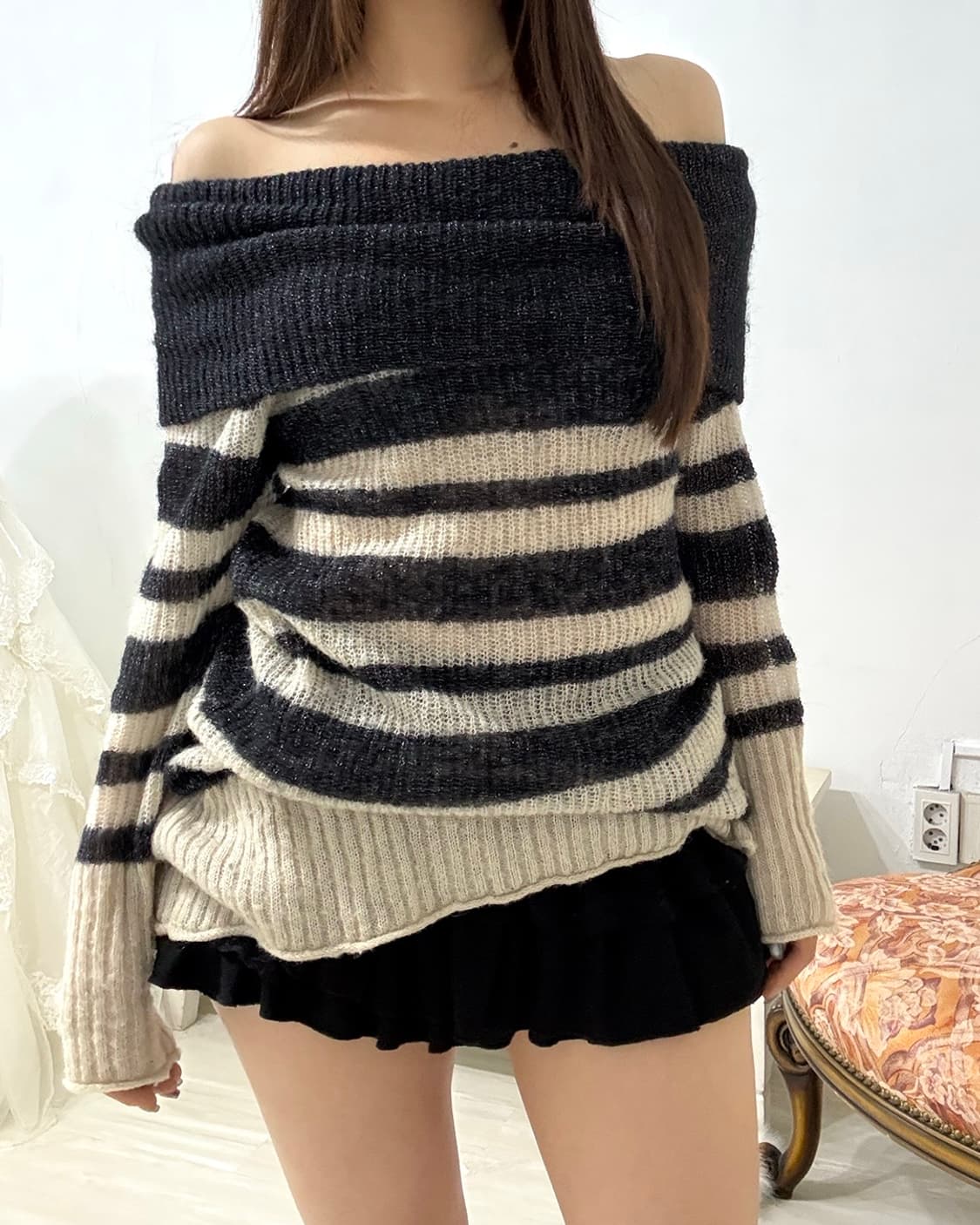 Black and ivory stripe off shoulder knit 상품이미지5