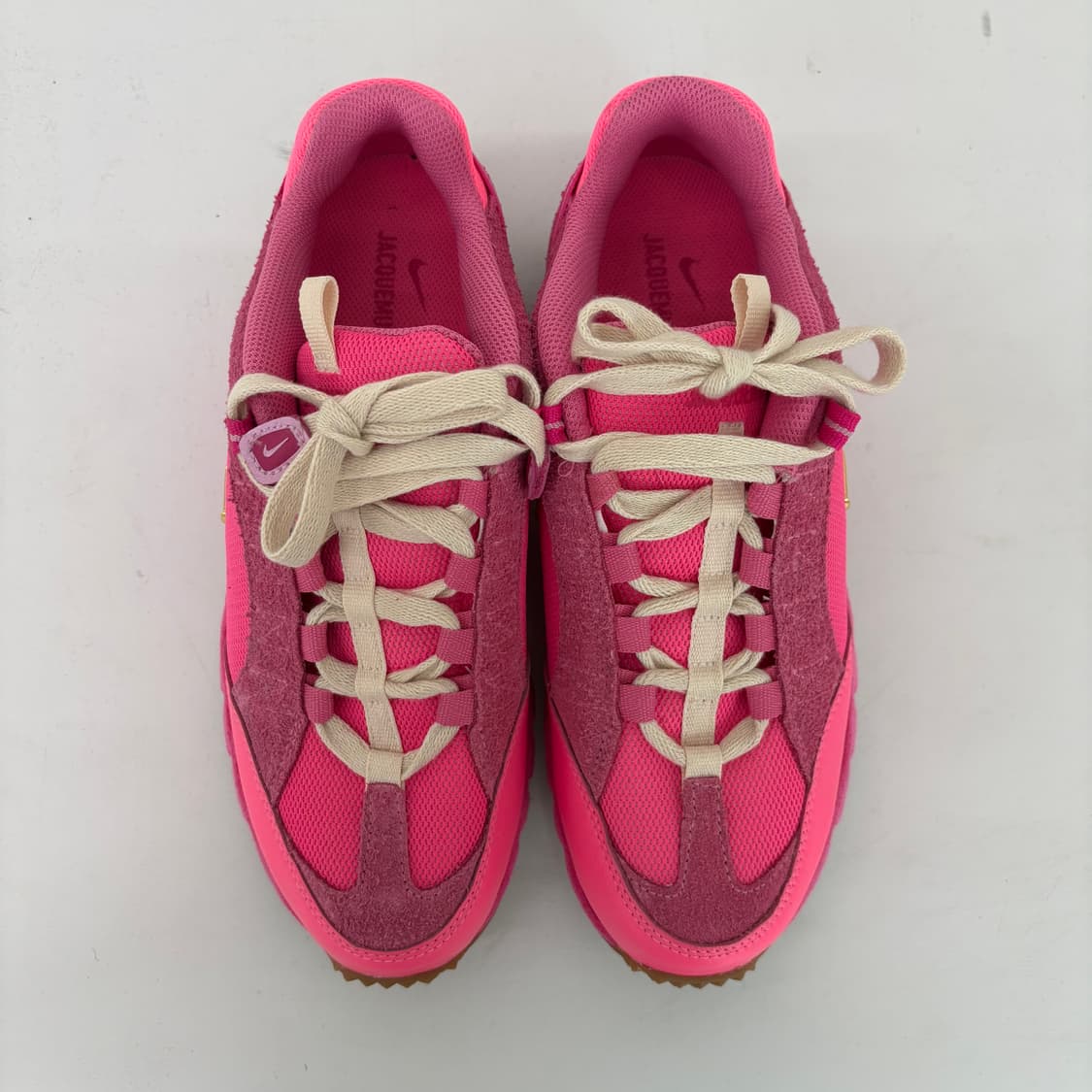 나이키 x Jacquemus 에어 휴마라 LX 핑크 플래쉬 상품이미지2