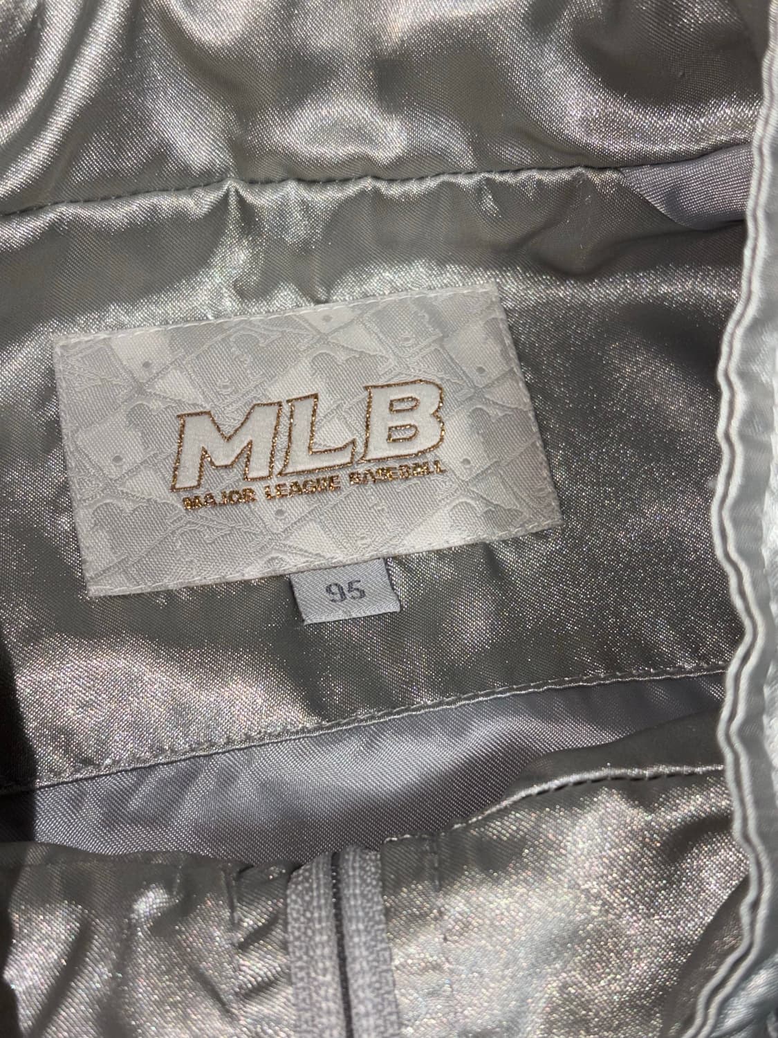 [레어템] MLB 뉴욕 양키스 공용 실버 새틴 바시티 자켓 점퍼 상품이미지4