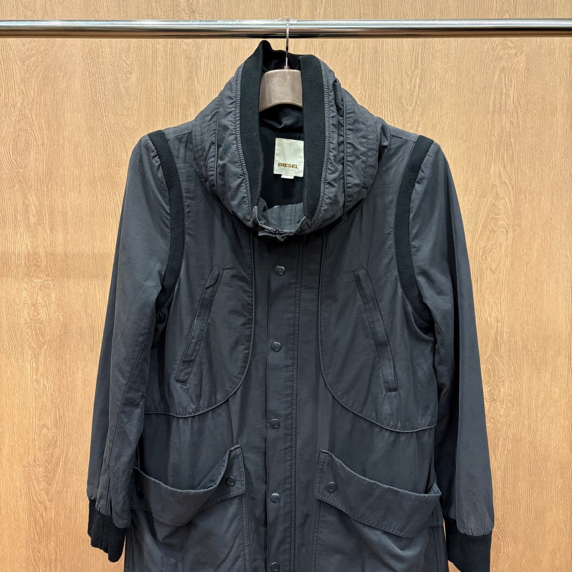 디젤 하이넥 코튼 나일론 롱 자켓 후드 내장 프론트 스냅 디테일 차콜 상품이미지4