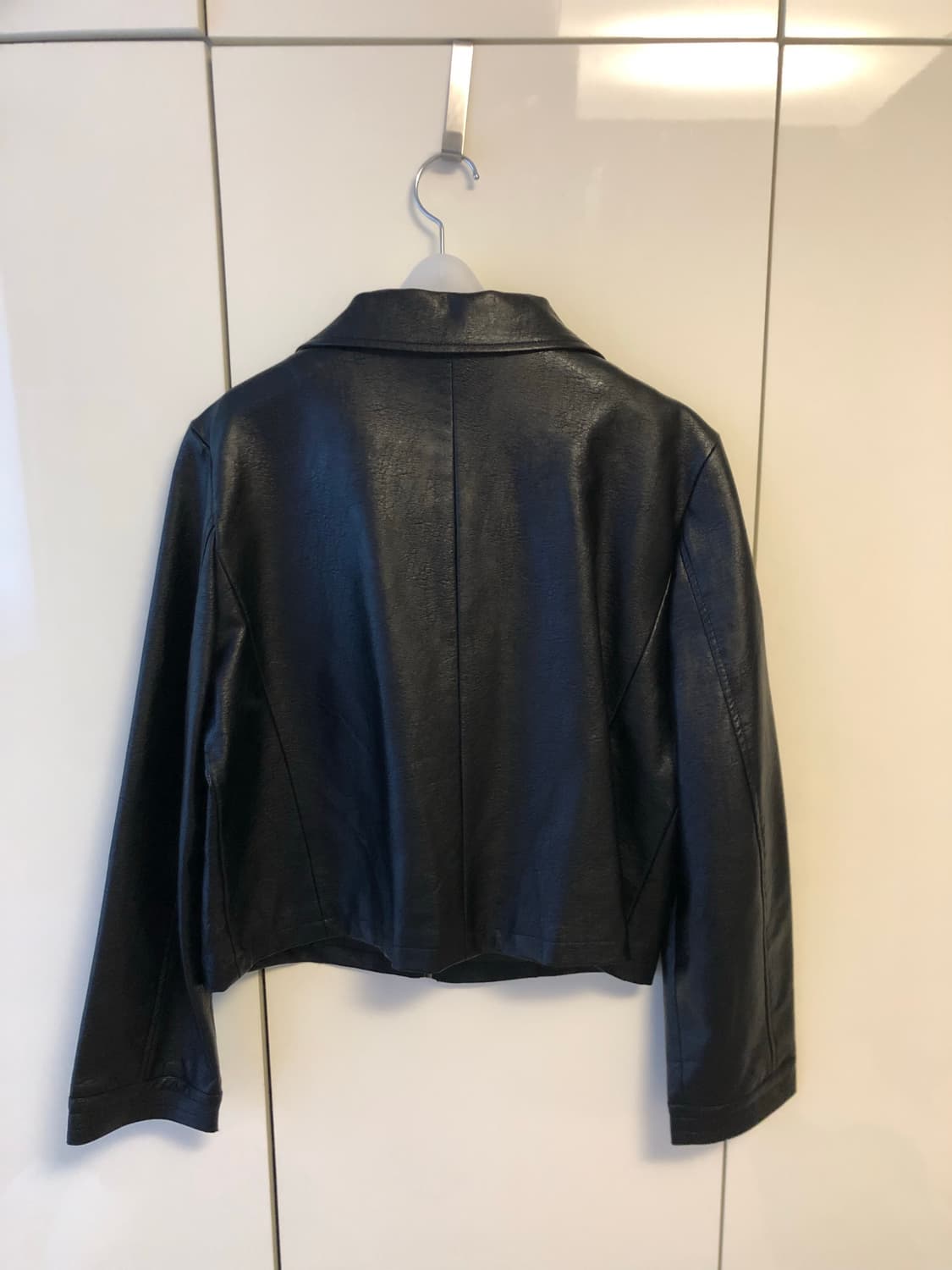 시야쥬 SIOT4023 Fake Leather Crop JK Black 상품이미지3
