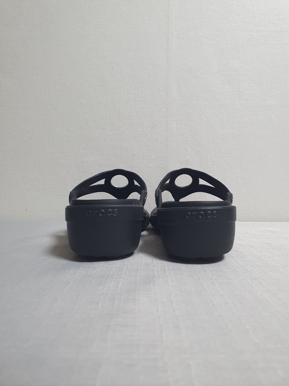 크록스 산라 베벨드 서클 웨지 플립 블랙 230mm 상품이미지5