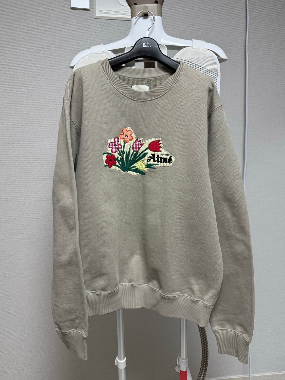 Aime Leon Dore Floral Appliqué Crewneck  상품이미지3
