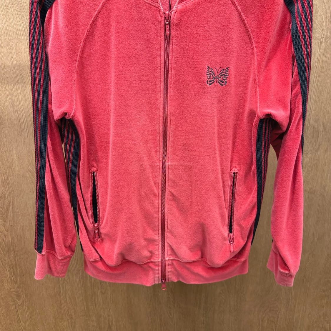 니들스 벨벳 트랙 자켓 사이드 스트라이프 버터플라이 로고 자수 레드 상품이미지5