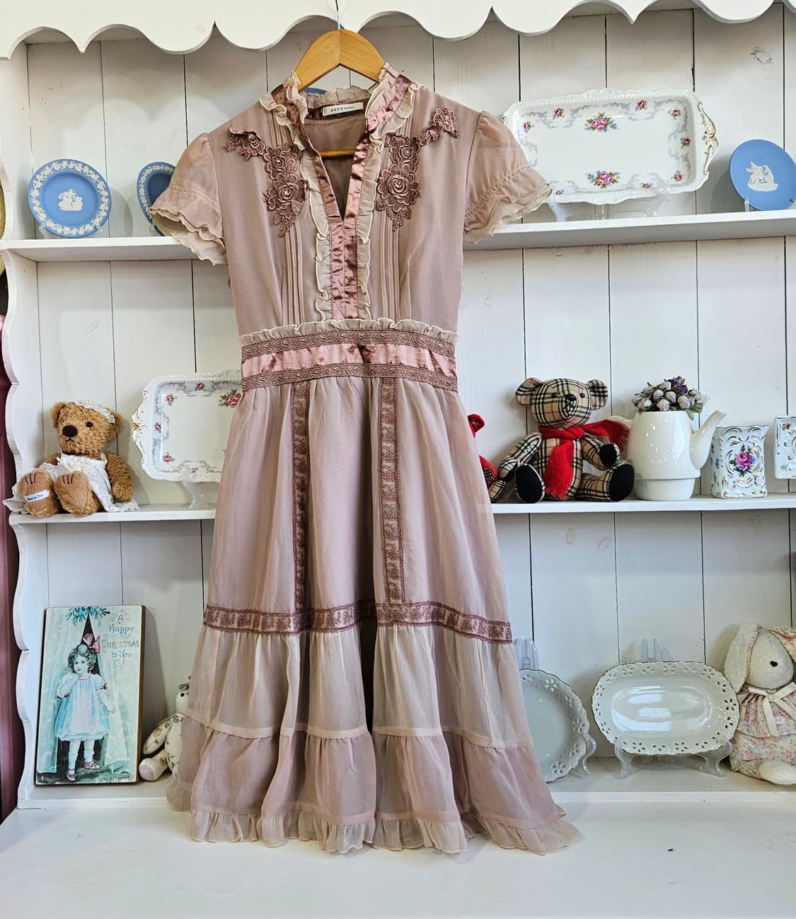 엑시즈팜(Axes Femme) 로즈 밀크티 레이스 리본 원피스 상품이미지1