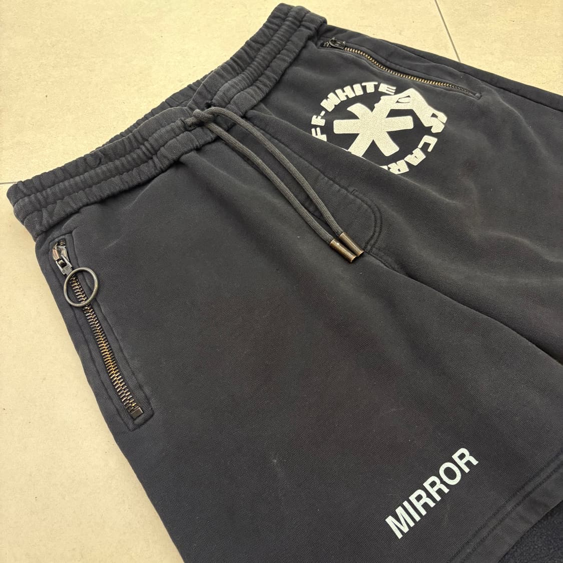 오프화이트 컷오프 반바지 상품이미지3