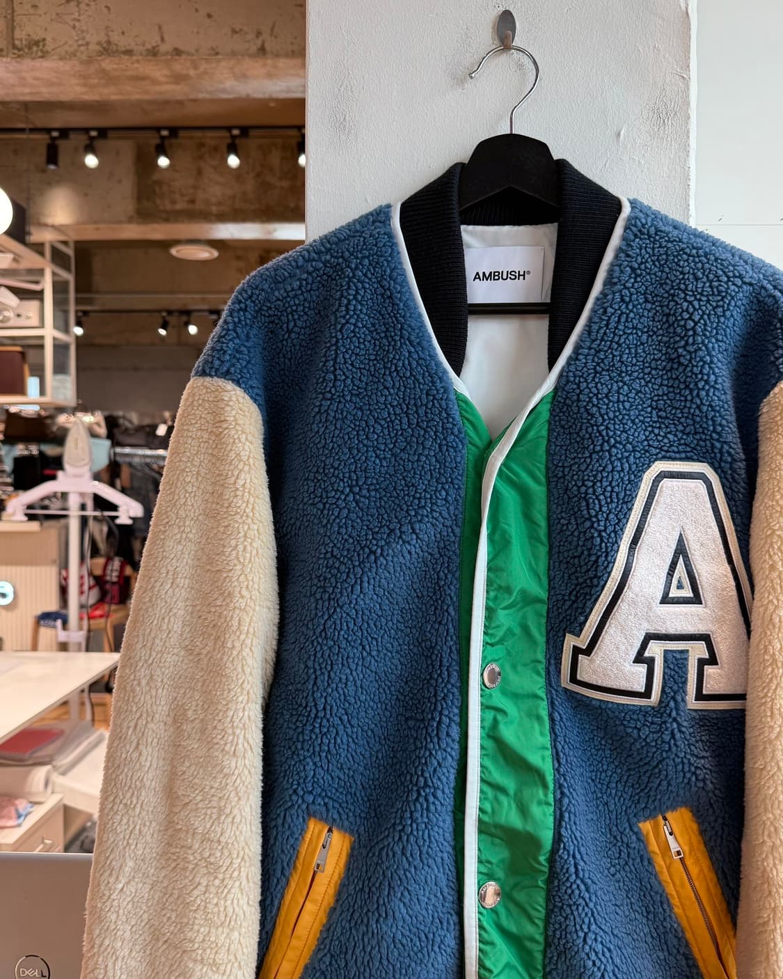 앰부쉬 블루 로고 패치 플리스 라이너 바시티 재킷 상품이미지4