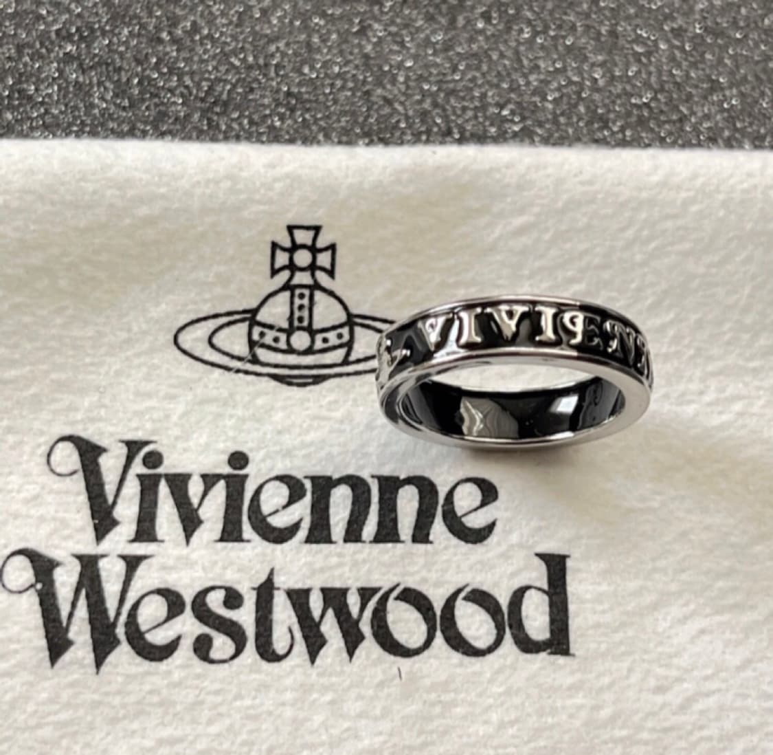 비비안웨스트우드 아카이브 레터링 orb로고 각인 블랙실버링 반지 상품이미지3