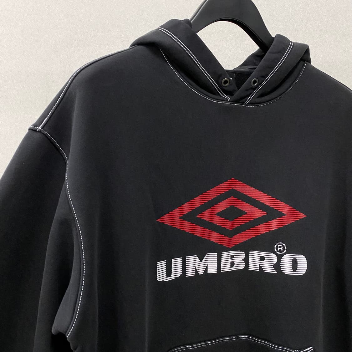 엄브로 크리스피 타슬란 후드 티셔츠 상품이미지3