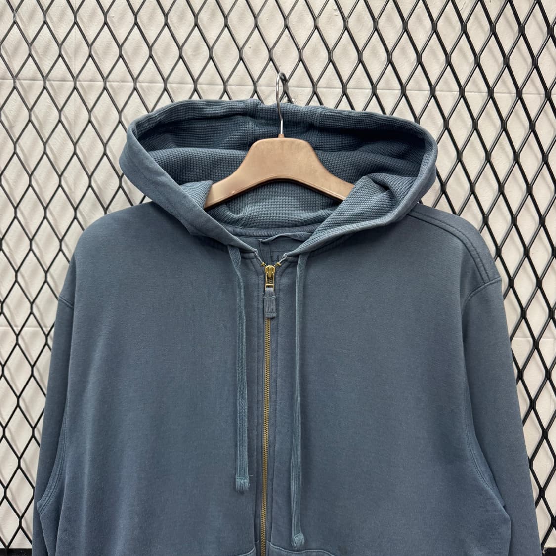 엘엘빈 솔리드 후드 집업 레귤러 핏 투포켓 디테일 네이비 상품이미지3