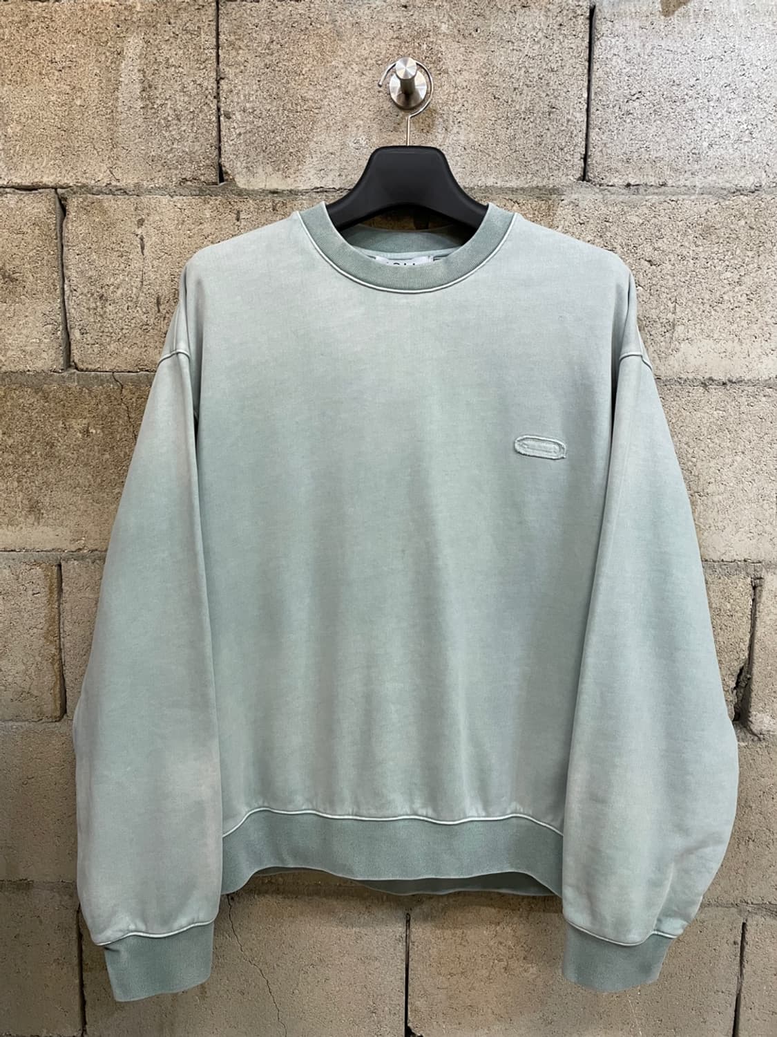 솔리드 옴므 피그먼트 다이드 맨투맨 상품이미지1