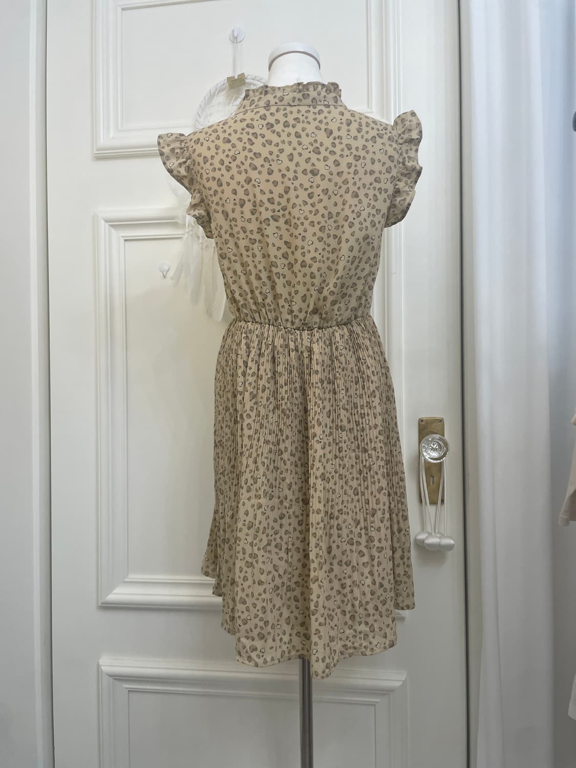 beige heart leopard pleats ruffle opc 상품이미지3