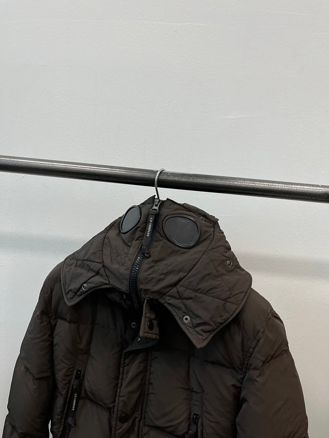100) CP컴퍼니 초코브라운 고글 다운패딩  상품이미지4