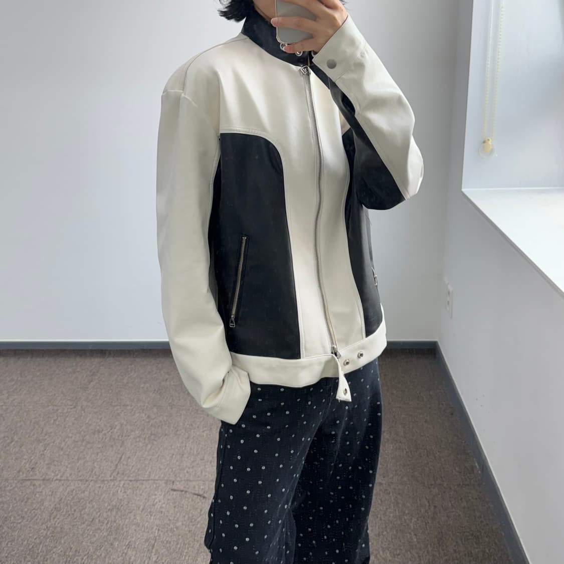 Hender 화이트 블랙 배색 레더 자켓 상품이미지2