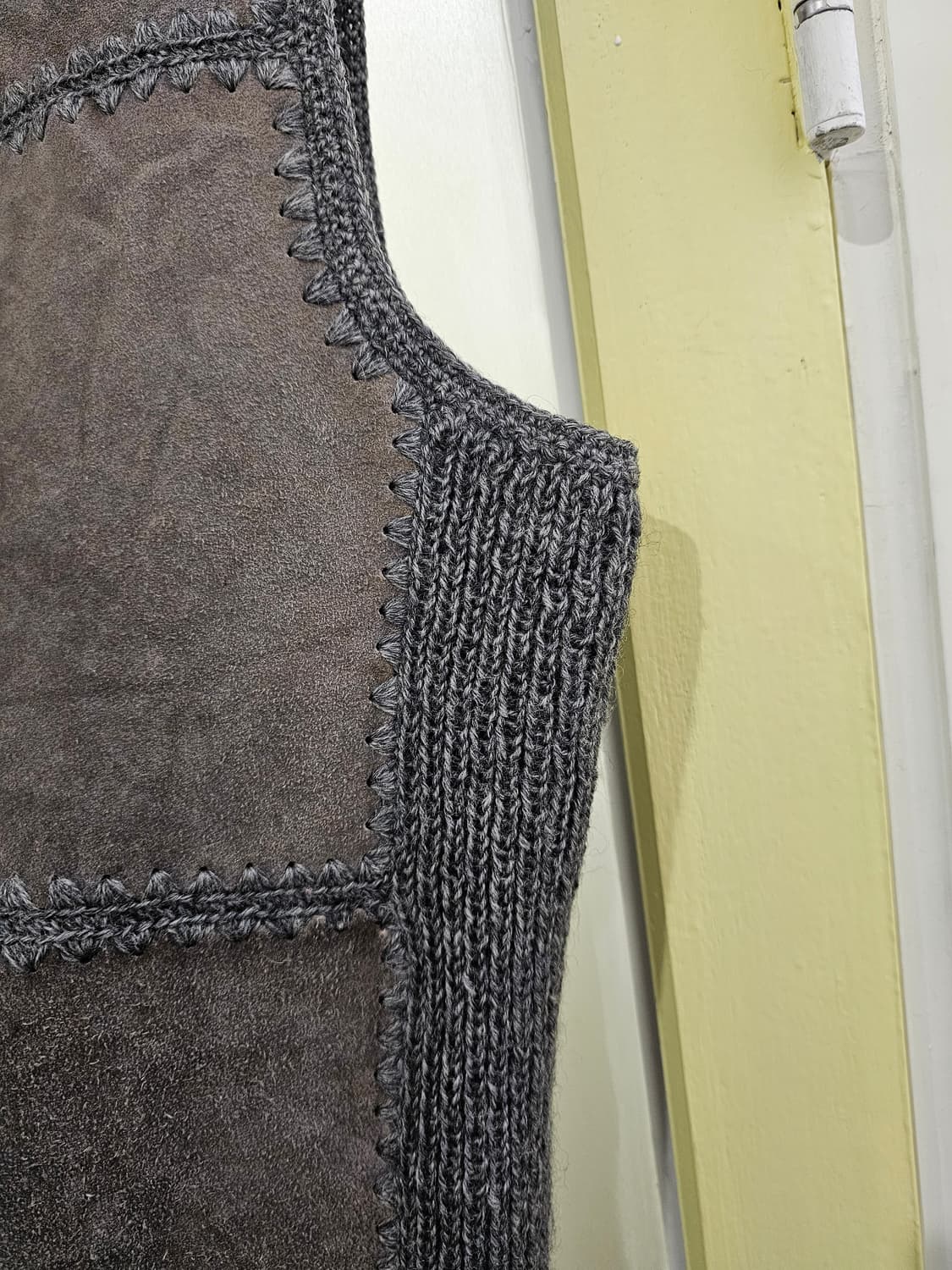 그레이 니트 스웨이드 레더조끼 상품이미지4