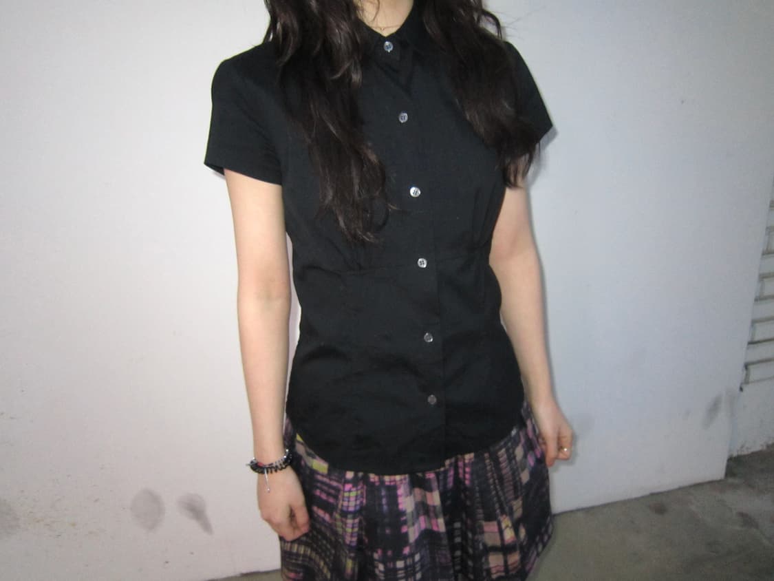 띠어리 럭스 반팔 셔츠 허리 절개 디테일 블랙 상품이미지4