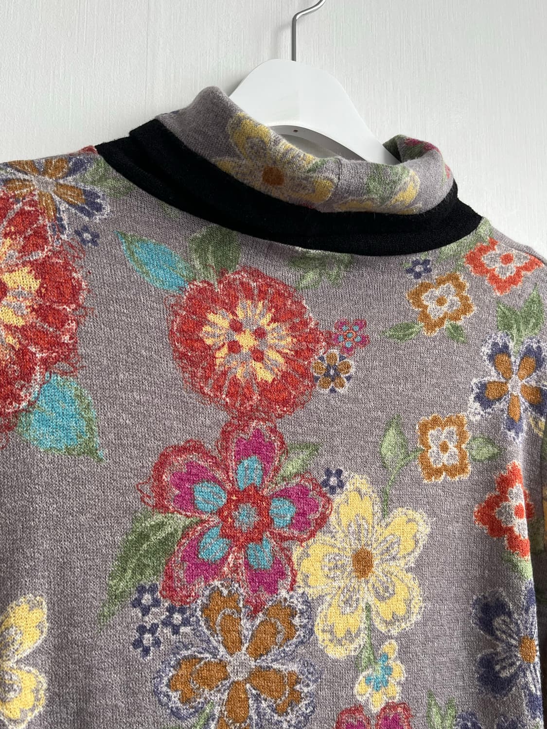 Sanana 플라워 하이넥 니트 상품이미지2