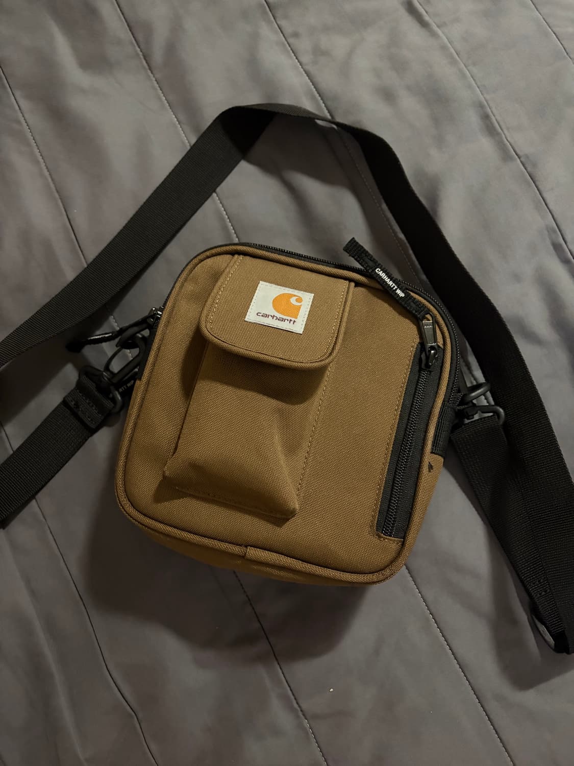 칼하트 WIP 에센셜스 백 해밀턴 브라운 상품이미지1