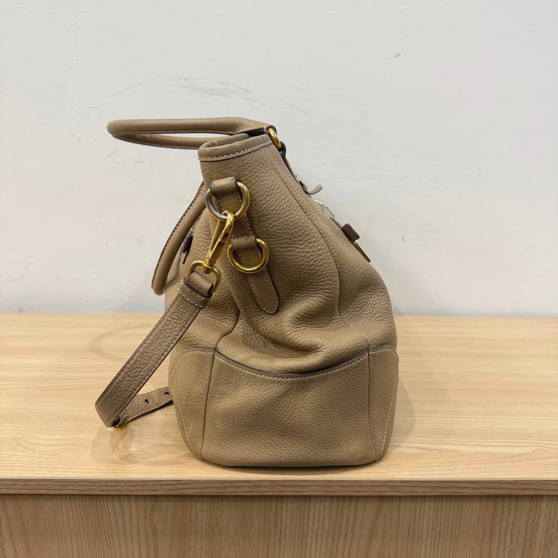 프라다 토트백 사피아노 레더 골드 삼각 로고 디테일 베이지 핑크 상품이미지3